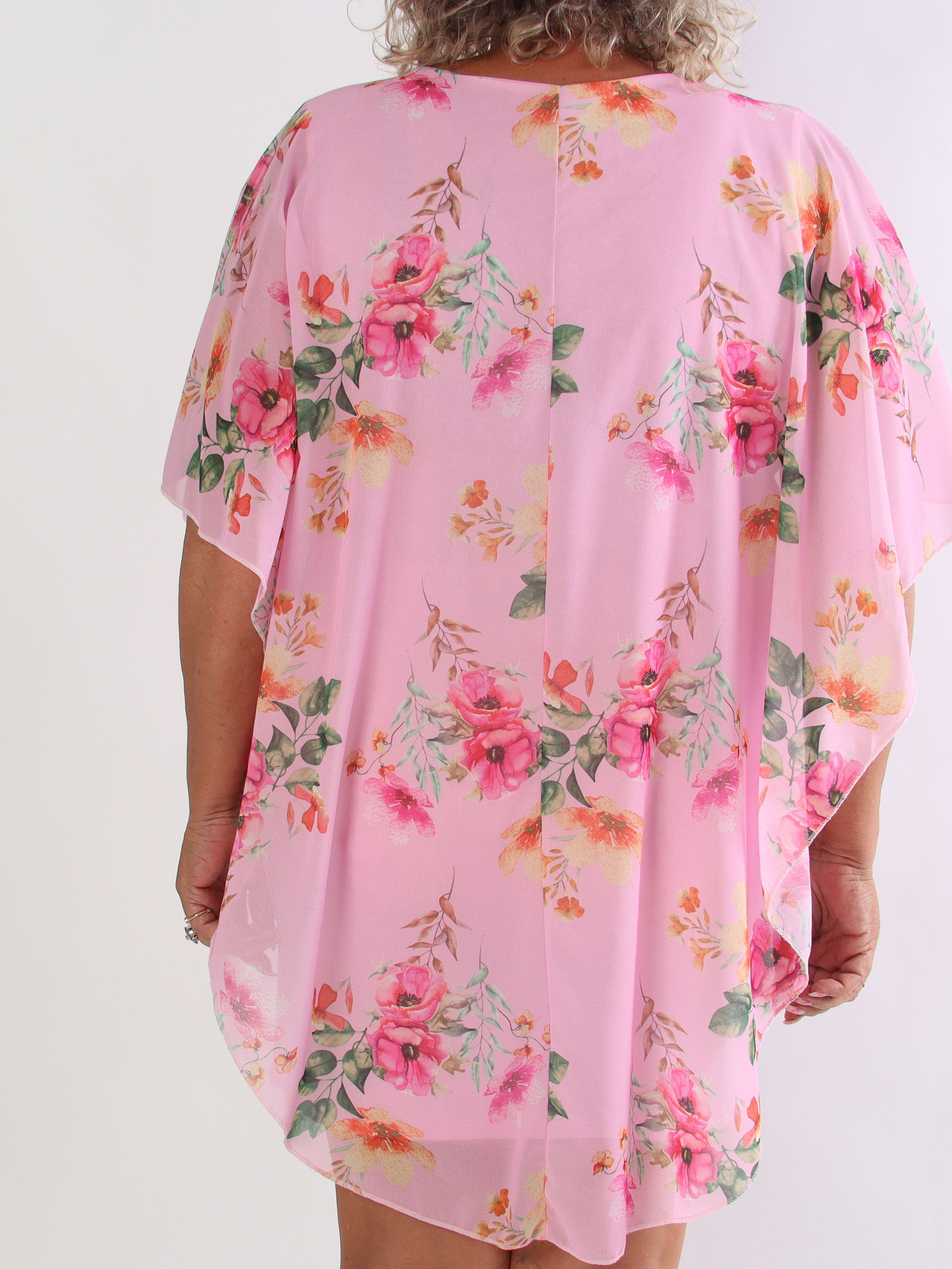 Kenya Fleur - Plus size kjole med et let blomstret chiffonstykke